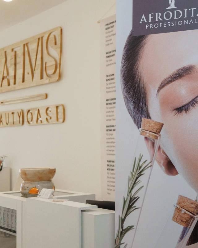 Nativis Beauty Oase — das Holzschild im Studio in Wien